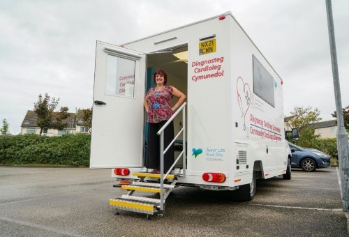 What are the benefits of using mobile clinics?